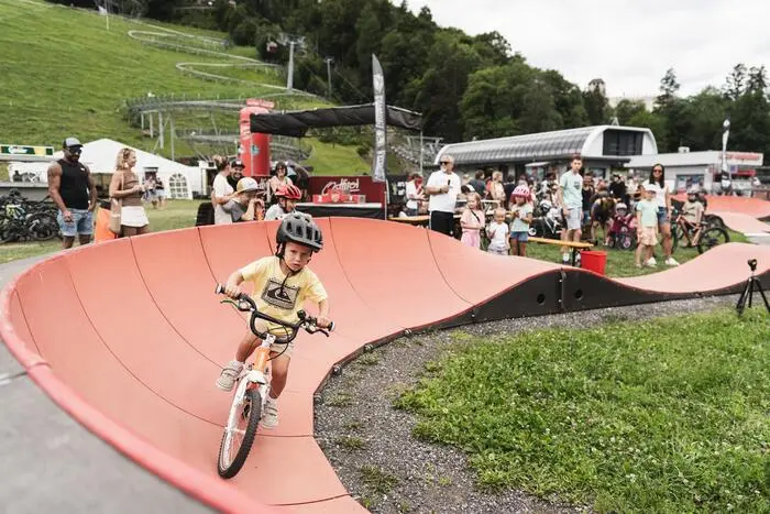 Beim Ride Free Familientag konnten bereits die jüngsten Besucher auf dem Pumptrack ihr Können unter Beweis stellen
