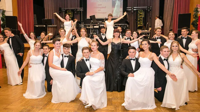 Die Maturanten präsentierten den Eröffnungsball