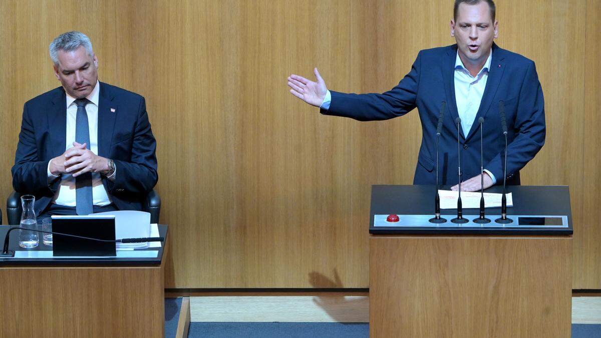 Bundeskanzler Karl Nehammer (ÖVP) und SPÖ-Klubchef Philip Kucher im Nationalrat.