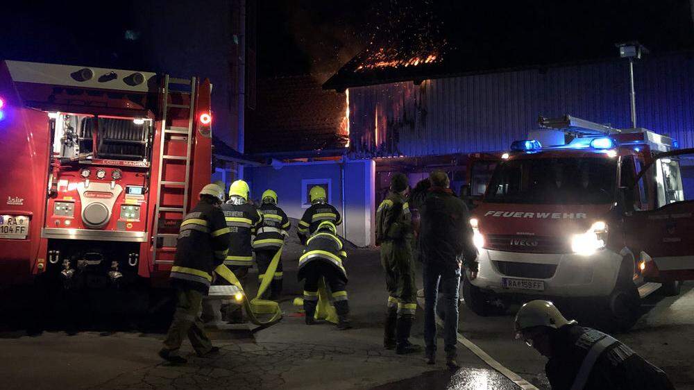 Sechs Feuerwehren rückten mit 60 Einsatzkräften aus, um den Brand zu löschen