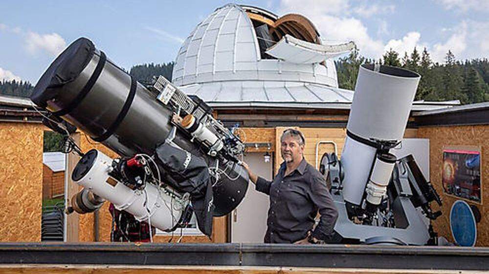 Günther Eder, im Hauptberuf Polizist, mit den beiden leistungsstarken Spiegelteleskopen