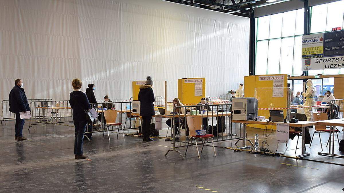 Die Teststraße in der Ennstalhalle in Liezen. Erst am Wochenende waren dort wieder zehn Personen positiv