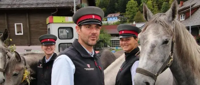 Gestütsmeister Franz Krugfahrt mit einer der Stuten beim Almabtrieb im vergangenen Jahr