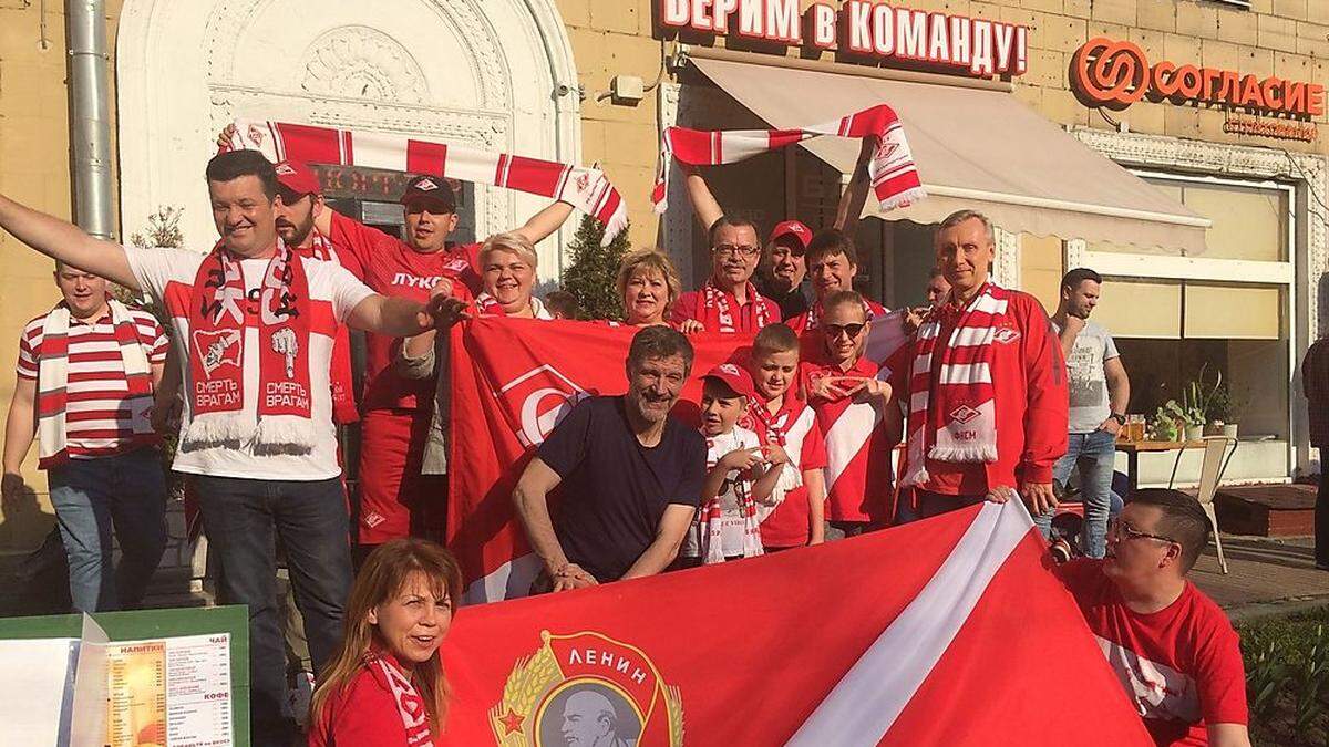 Autor Stefan Scholl mit Spartak-Fans vor dem Lokal „Wir glauben an die Mannschaft“ 