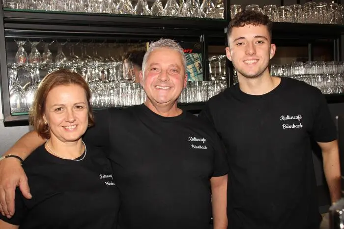 Robert Vecsey (Mitte) führt seit einigen Tagen gemeinsam mit seiner Frau Magdalena und Sohn Barnabas das Kulturcafé in Bärnbach und konnte zur Neuübernahme zahlreiche Gäste, Freunde und Personen des öffentlichen Lebens begrüßen.