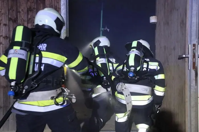 Kaum hatten die ersten Trupps mit der Menschenrettung begonnen, erhielten sie den zweiten Einsatzbefehl für den technischen Zug, schildert Hauptbrandinspektor Gregor Pichler, der diese Übung leitete.