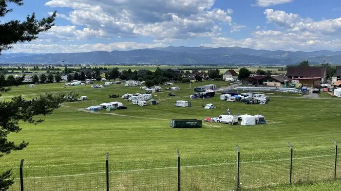 Bilderbuchwetter am Mittwoch in Spielberg: Die Campingflächen füllen sich langsam.