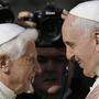 Der emeritierte Papst Benedikt und sein Nachfolger Papst Franziskus 