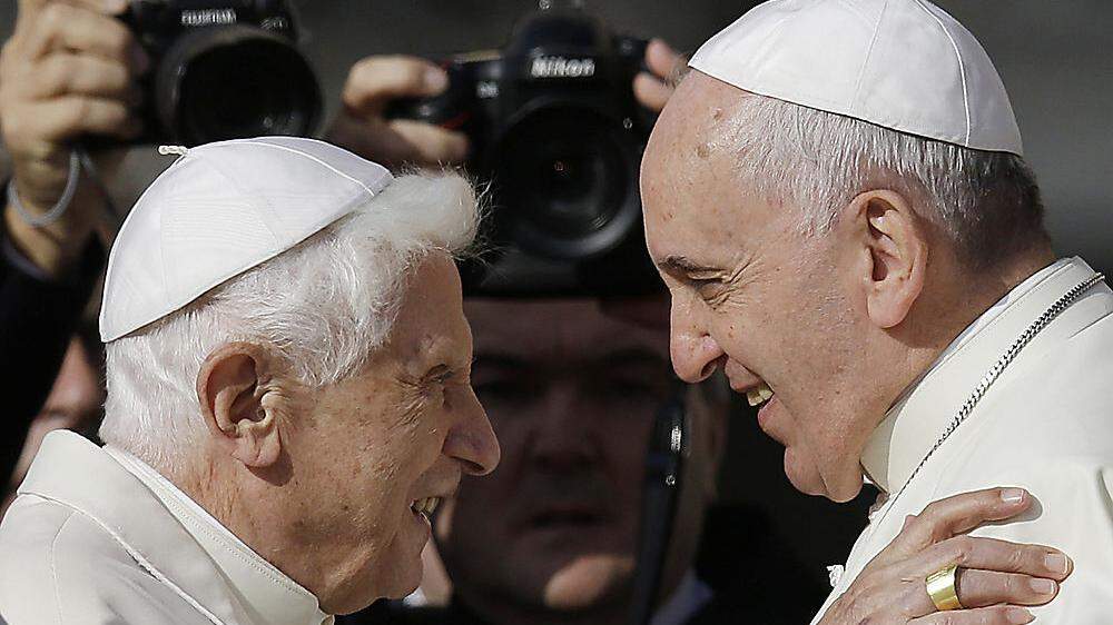 Der emeritierte Papst Benedikt und sein Nachfolger Papst Franziskus 