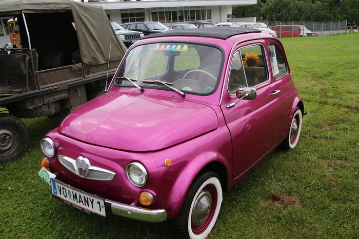 Oldtimer und Motorräder der unterschiedlichsten Baujahre konnten von den Besuchern bestaunt werden. Silke Valeskini moderierte die Veranstaltung.