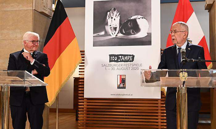  Der Bundespräsident der Bundesrepublik Deutschland Frank-Walter Steinmeier und Bundespräsident Alexander Van der Bellen bei einem Pressestatement im Rahmen eines Festspielbesuches 