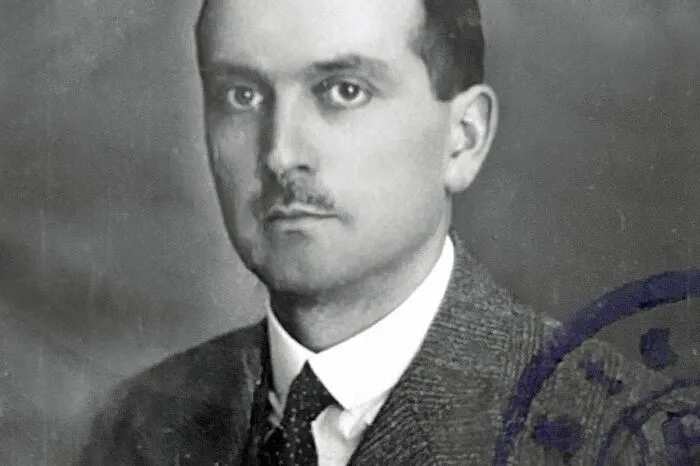 Gegründet wurde die Destillerie von Franz Bauer als Brennerei- und Destillationsbetrieb. Die erste Betriebsstätte befand sich in einem kleinen Hof, die Schnapserzeugung in Gamlitz und Ehrenhausen. Der Firmenbucheintrag erfolgte 1927.