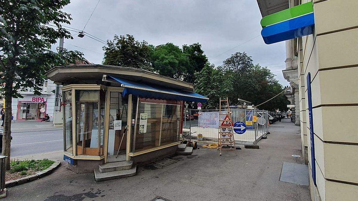 Am Gehsteig beim Joanneumring sorgt ein neuen Betonfundament für Rätselraten