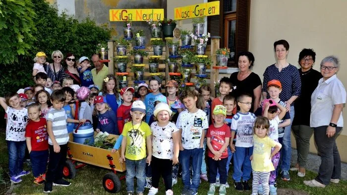 Mit Unterstützung der Gemeinde und des Lagerhauses in Neudau entstand der Blumen und Naschgarten.