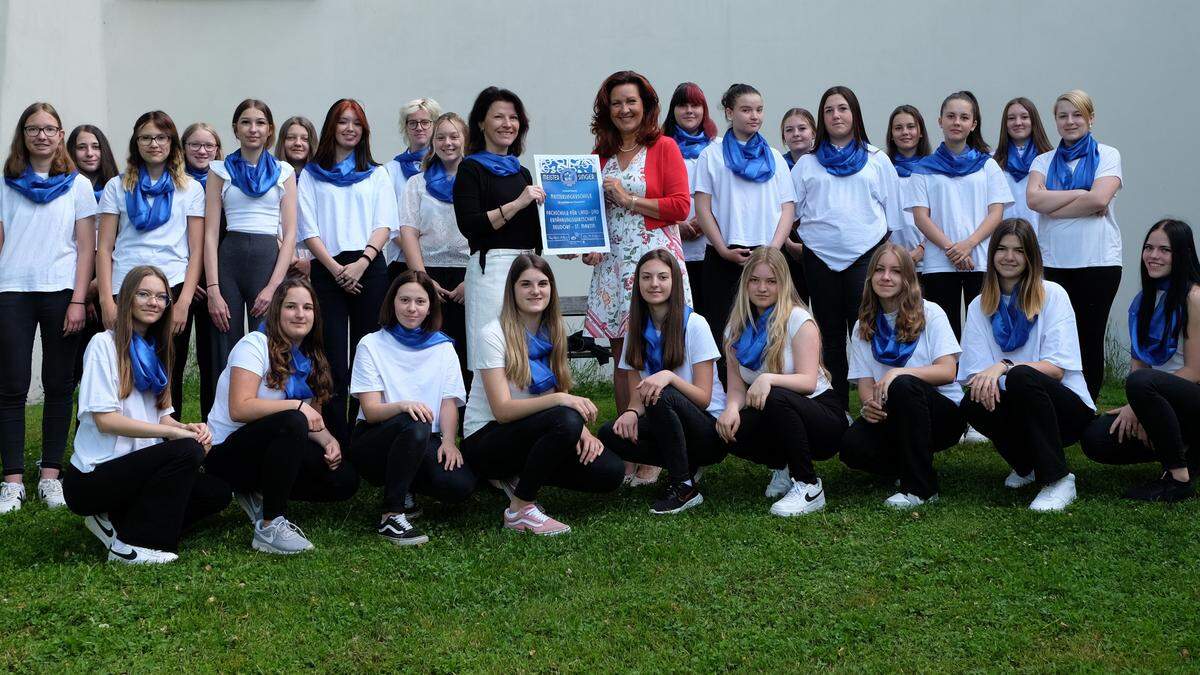 Die Sängerinnen samt Chorleiterin Heidi Ruprechter (links) und Direktorin Roswitha Walch (rechts)