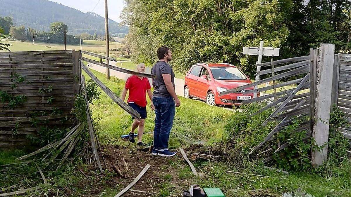 Das Auto der Unfalllenkerin durchstieß diesen Holzzaun