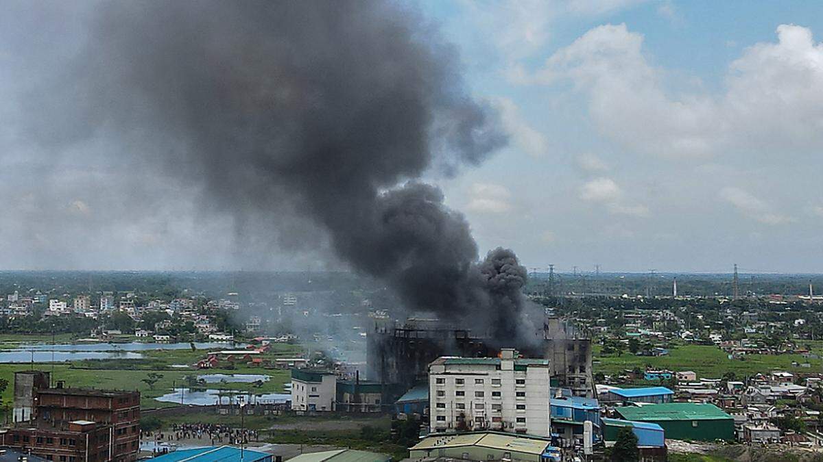 Die Fabrik, in der unter anderem Säfte und Softdrinks hergestellt wurden, liegt etwa 25 Kilometer östlich von Dhaka