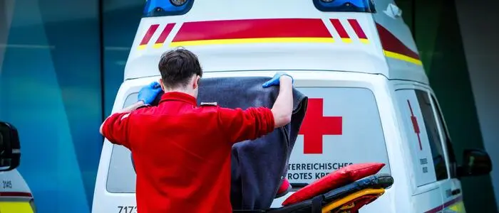 Sanitäter vor Krankenwagen