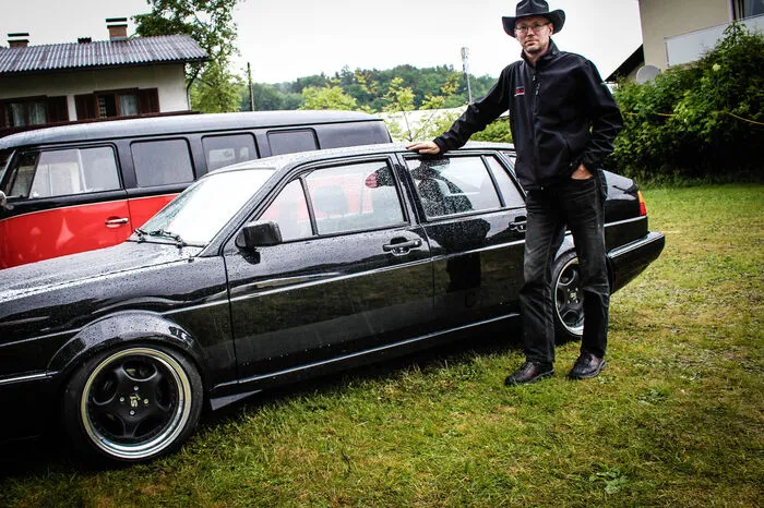 Walter Kaiserseder, 45, Attnang Puchheim, Lagerarbeiter„Mein VW Passat kommt vom Schrottplatz. Vor sieben Jahren habe ich ihn dort gekauft und ganz anders als man meinen würde, war er in einem recht guten Zustand. Drei Jahre habe ich zuhause gebraucht, um ihn herzurichten. Mit Hilfe eines Freundes habe ich alles selber gemacht. Insgesamt habe ich drei Volkswagen Passat zuhause. Warum genau dieses Modell? Erstes sind die älteren Modelle inzwischen selten und zweitens gefällt er mir einfach besonders gut. Am Treffen in Reifnitz war ich schon 24 Mal. Inzwischen wird die Woche hier mit Urlaub verbunden.“