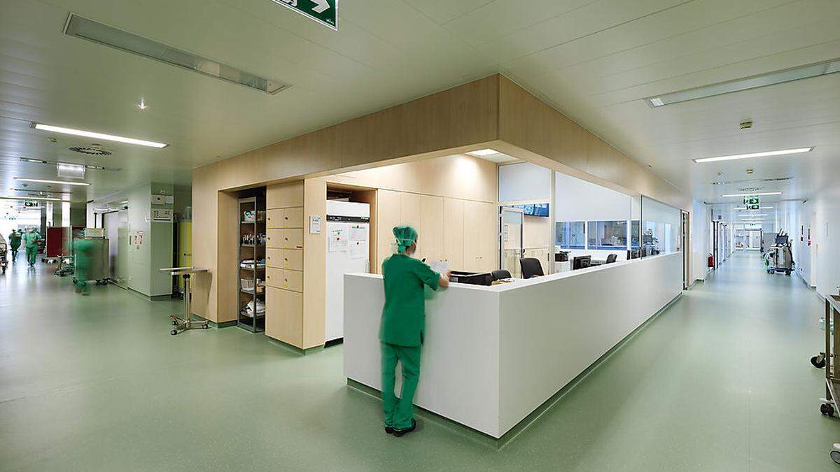 Beim Neubau der Chirurgie im LKH Graz haben Farben, Licht und auch die Landschaftsgestaltung eine wesentliche Rolle gespielt