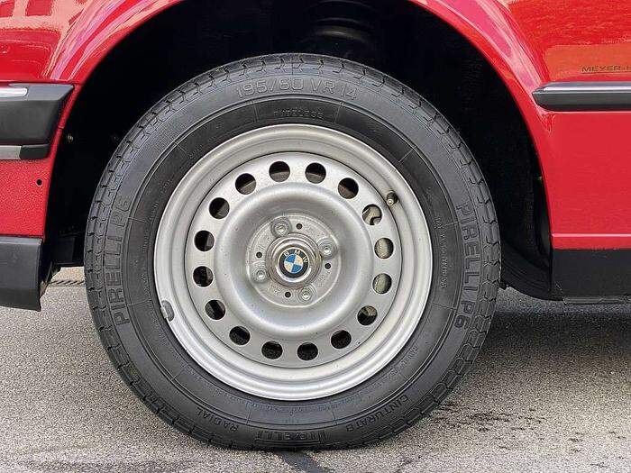 Mit diesen Felgen und den Reifen wurde der Wagen 1985 ausgeliefert.