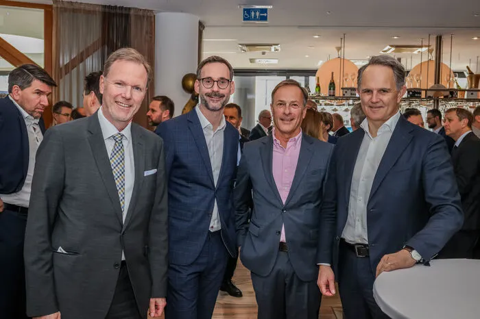 Raiffeisen-Geschäftsleiter: Michael Podobnig (Grafenstein-Magdalensberg), Martin Klabuschnig (Mittleres Lavanttal) und Karl Schnögl (Eberndorf) sowie Kurt Rainer, ehemaliger Geschäftsleiter Raiffeisen Bank Lurnfeld-Mölltal