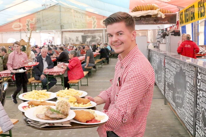 Und das sind nur einige gschmackige Schmankerln aus der „Festzelt“-Küche“ des Trios: gekochtes Rindfleisch, Schweinsbraten oder Backhuhn. 