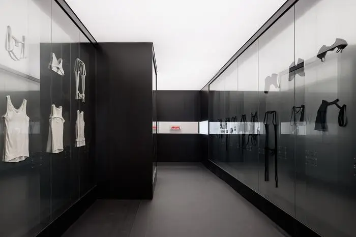 Einblicke in die aktuelle MAK-Schau über das Schaffen von Helmut Lang