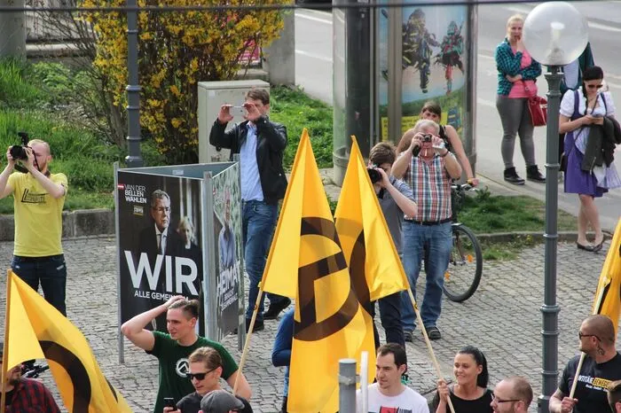 Heinrich Sickl (mit schwarzer Jacke) hielt die Szene - wie andere neben ihm - mit seinem Handy fest.