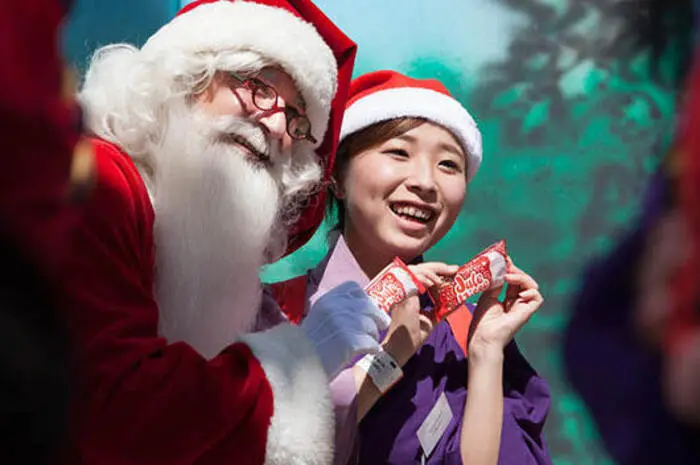 Jeden Sommer treffen sich Weihnachtsmänner aus der ganzen Welt in Kopenhagen, um sich mit ihren Arbeitskollegen über wichtige Dinge und Ebtwicklungen zu unterhalten.