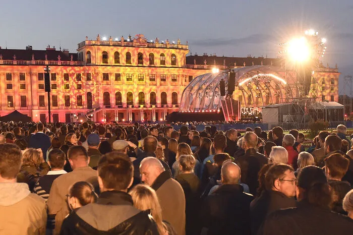 Mythen, Märchen und Massen lieferte das traditionelle Sommernachtskonzert der Wiener Philharmoniker im Schlosspark Schönbrunn am Donnerstagabend.