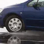 Die Frau geriet auf der regennassen Fahrbahn mit ihrem Pkw ins Schleudern (Symbolfoto)