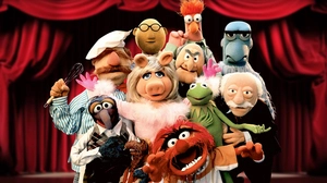 Die Kerntruppe der „Muppet Show“: Gonzo, Swedish Chef, Prof. Bunsenbrenner, Beaker, Miss Piggy, Statler, Kermit, Sam, der Adler, Waldorf, Rizzo, die Ratte und Animal