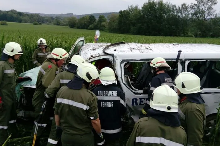 Schwerer Unfall an der Landesgrenze zwischen der Steiermark und dem Burgenland bei Fehring forderte ein Großaufgebot an Rettungskräften. Slowenischer Buslenker war auf die Gegenfahrbahn geraten. Mehr dazu.