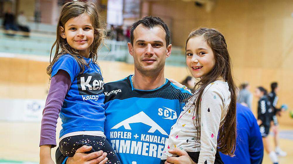 Miro Barisic mit seinen Töchtern