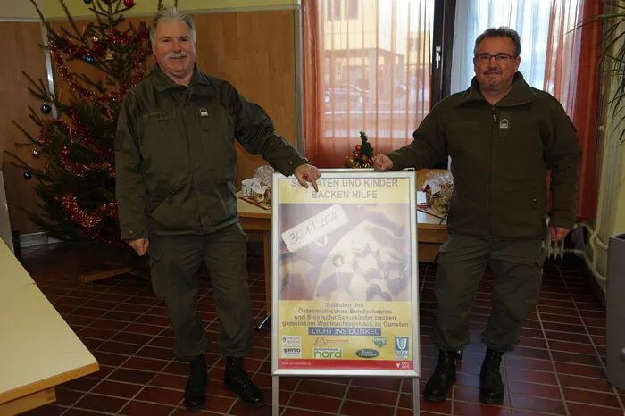 Vizeleutnant Karlheinz Buchegger (l.), treibende Kraft der Kekserl-Aktion des Militärkommandos Steiermark, mit Gerald Stiegler vom Jägerbatailon 18.