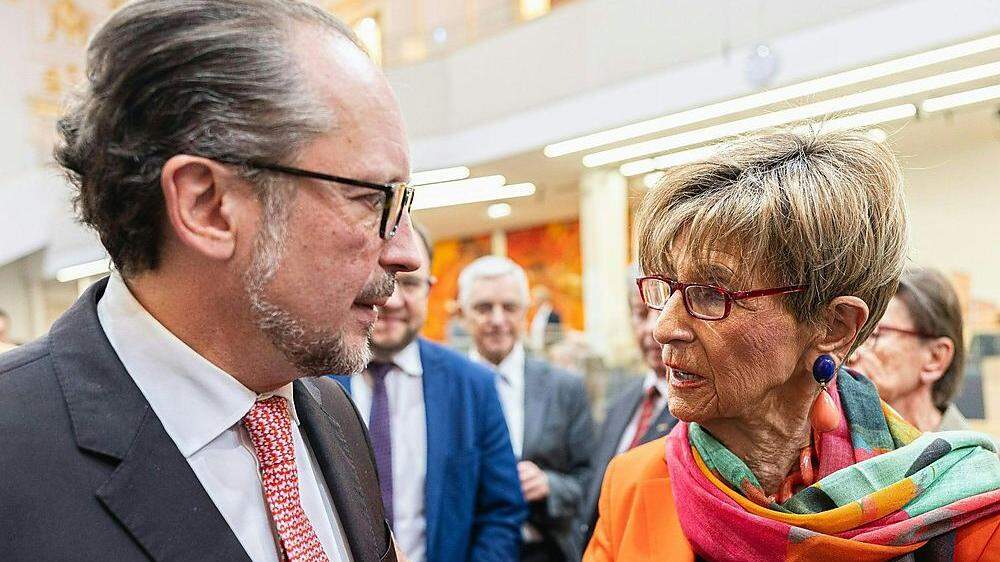 Bundeskanzler Alexander Schallenberg (ÖVP) und seine Parteikollegin Ingrid Korosex beim Seniorenrat.