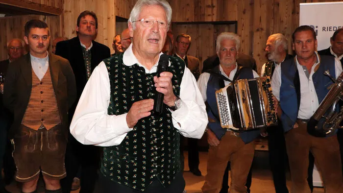 Richi Di Bernardo bei seiner Begrüßung. Es haben folgende Chöre beim offenen Singen teilgenommen: MGV Os­si­ach, Ltg. Andreas Leeb und Obmann Erwin Weger, Sing­kreis Bo­dens­dorf, Ltg. Hermann Wadl und Obfrau Gisela Hinteregger, MGV Bo­dens­dorf. Ltg. Michael Maurer und Obmann Sepp Mitterer, Quintett St. Lorenzen aus dem Lesachtal, Ltg. Michael Lexer und Obmann Clemens Guggenberger, MGV Tif­fen, Ltg. Hubert Warmuth und Obmann Karl Gfrerer, MGV Alm­ro­se Ra­den­thein. Ltg. Beni Buchhacher und Obmann Lorenz Scherzer und das Trio „MOS“ (Musik ohne Strom) mit Hans Trampitsch, Gerhart Neubauer und Hans-Jörg Maurer.  