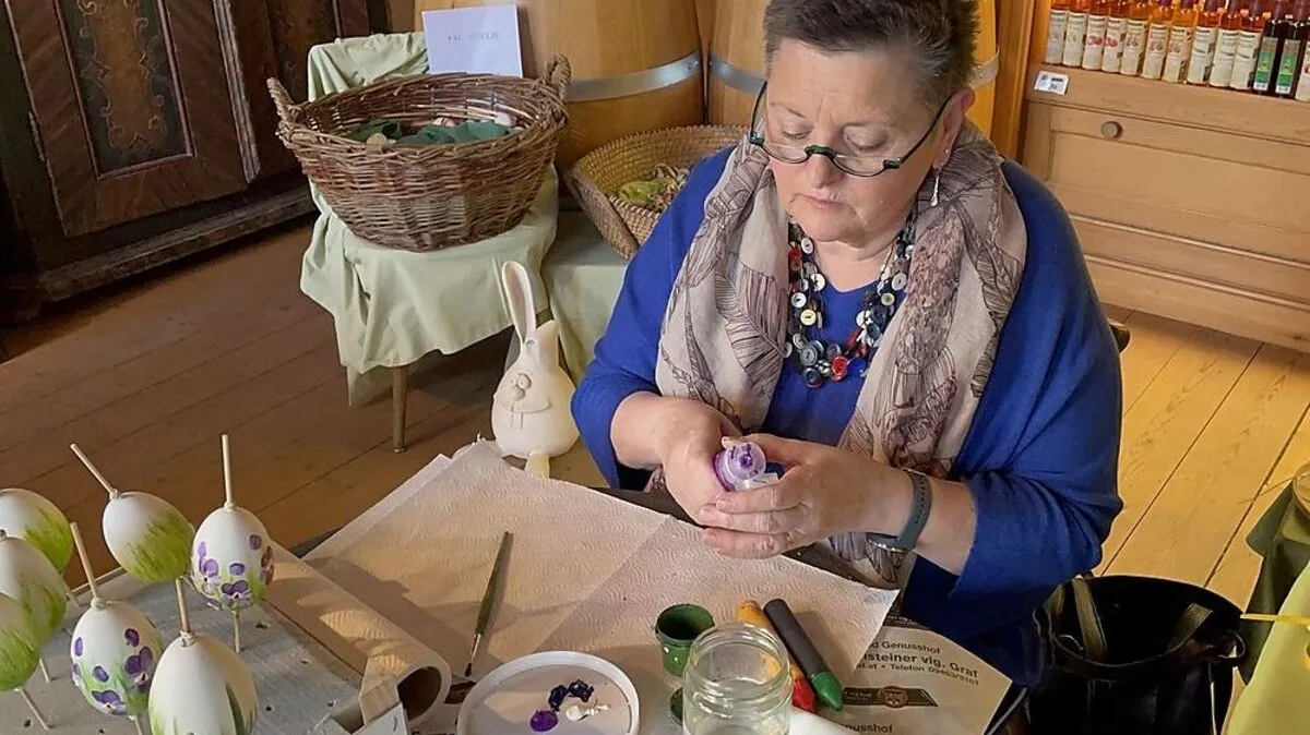 Gabi Eibl beim Bemalen der Ostereier