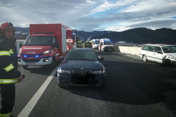 Die Unfallursache ist nicht bekannt, die Feuerwehren Fohnsdorf und Judenburg sicherten die Unfallstelle ab und reinigten die Fahrbahn.