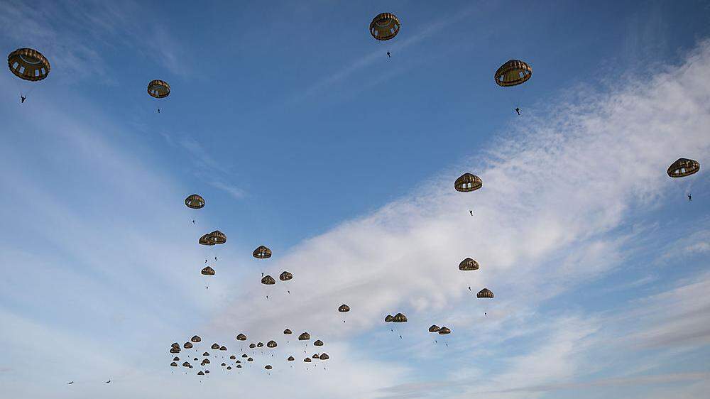 Zum Jubiläum sprangen 120 Soldaten mit Fallschirmen ab