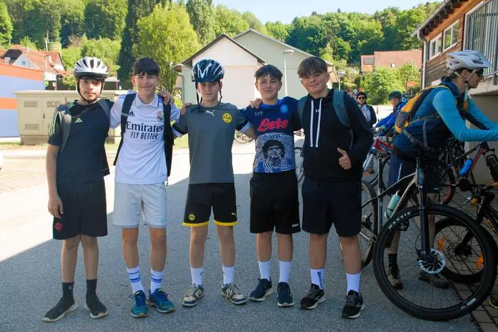 Bei herrlichem Sonntagswetter machten die Organisatoren des Sportvereins „Zauntechnik Hutter Müllex Markt Hartmannsdorf“ ihrem Namen alle Ehre. Obmann Philipp Wurzer konnte mit seinem Team nicht nur Bürgermeister Roman Thomaser (ÖVP) und den Gemeindevorstand begrüßen, sondern auch 275 Radlerinnen und Radler. 