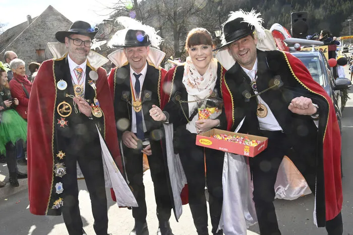 Verstärkung beim Umzug aus Spittal von der Faschingsgilde mit Kanzler Peter Schober.