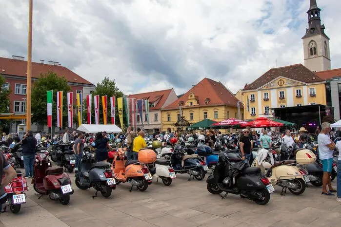 Über 500 Vespas versammelten sich nach der Ausfahrt auf dem Rathausplatz.
