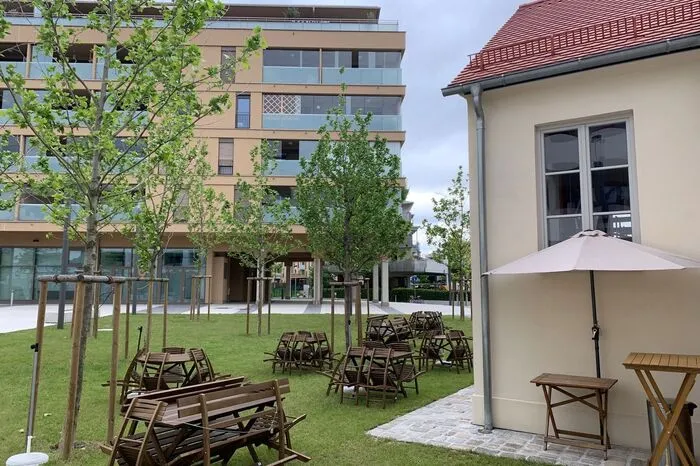 Am Platz zwischen zwei Wohnblöcken (neben der Sichtbeton-Schönheit "Prinzessin Veranda" residiert der neue "Dorfwirt" im Hipsterviertel um den Lendplatz.