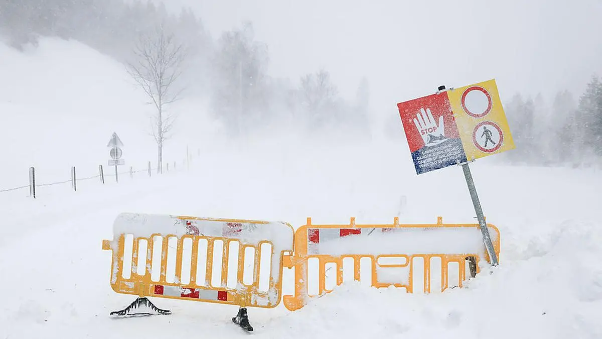 Wegen Lawinengefahr und starkem Wind sind mehrere Straßen gesperrt, hier das Schladminger Obertal