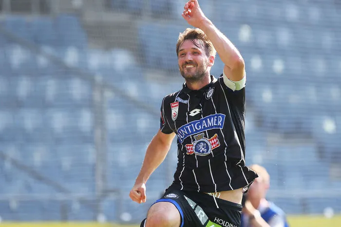 CHRISTIAN SCHULZ, Note: 3 In der Entstehung des 0:1 sah der Deutsche gemeinsam mit Lykogiannis schlecht aus. Strahlte aber in weiterer Folge Ruhe aus und erzielte per Kopf sogar seinen ersten Bundesliga-Treffer.