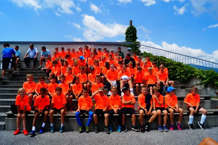 Die Fußball-Kids besuchten auch die Adlerarena auf der Burg Landskron