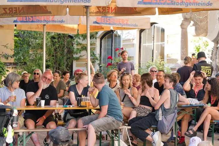 Schon beim „Soft-Opening“ am Donnerstag erkundeten zahlreiche Besucher die Schauplätze in der Stadt.