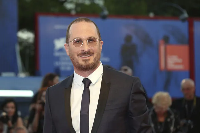 "Das ist ein ziemlich starker Cocktail", sagte Regisseur Aronofsky selbst über den Film, als er sich wenig später den Fragen der Journalisten auf dem Lido stellte. "Das ist eine Achterbahnfahrt - und es sollten nur diejenigen einsteigen, die bereit sind, einen Looping nach dem anderen mitzumachen."